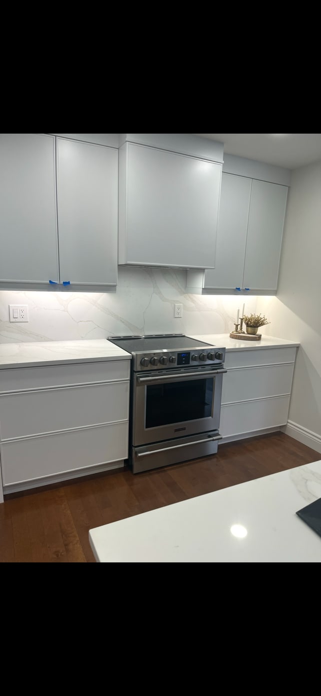 White calacatta-look quartz countertop
